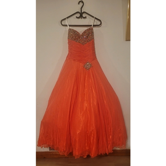 Mac Duggal Prom Gown - Picture 7 of 10